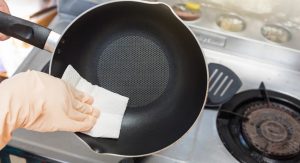 How to Clean a Burnt Pan With Baking Soda?