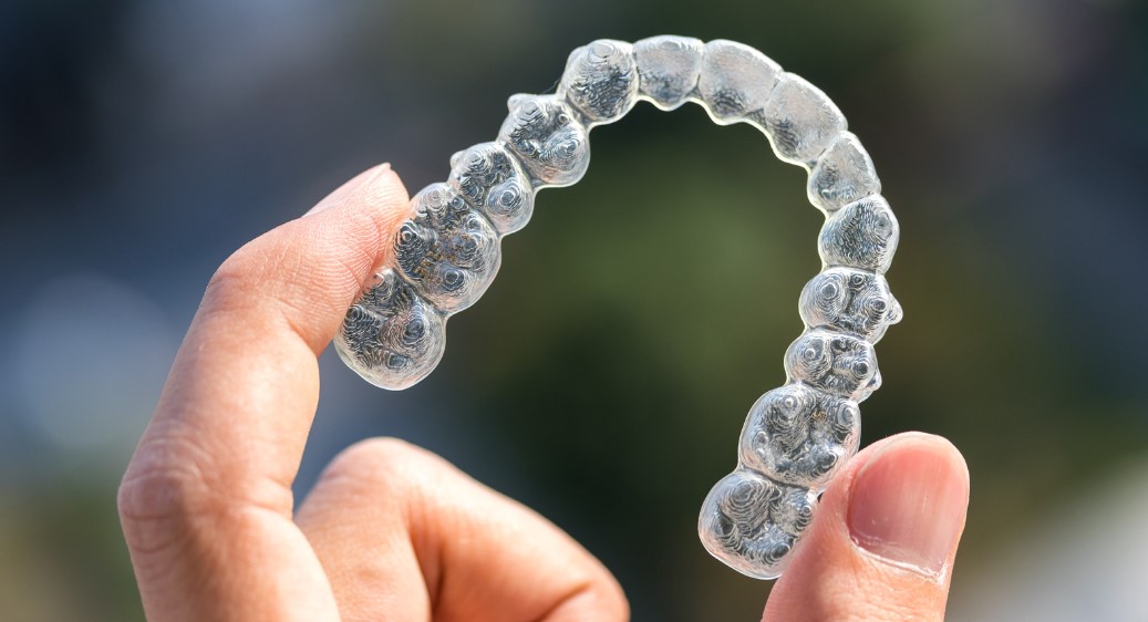 How to Clean a Plastic Retainer? | Easy Guide